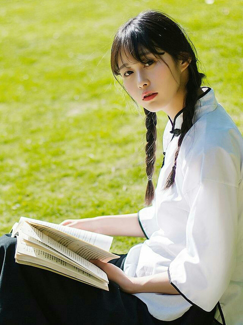 B体育中国内陆官方网站-花样滑冰锦标赛，冰上优雅风采尽显，花样滑冰比赛