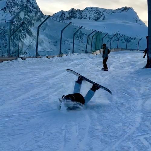 包含B体育:邦德滑雪赛的传奇，滑雪运动的文化传播的词条