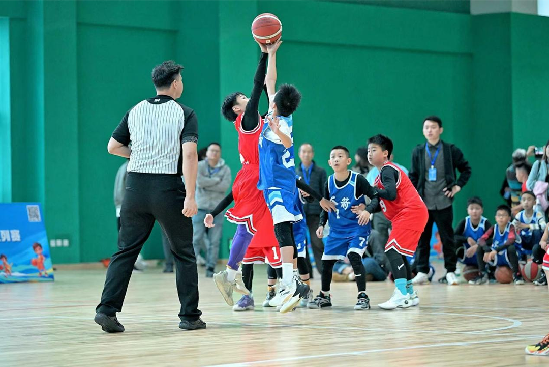 关于B体育官方网址:篮球公益:用篮球传递希望,帮助更多孩子实现梦想的信息 关于B体育官方网址:篮球公益:用篮球传递希望,帮助更多孩子实现梦想的信息