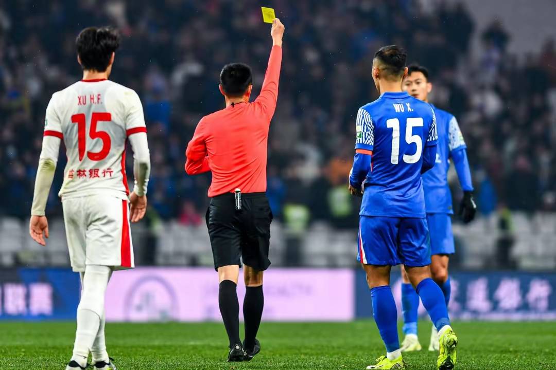 B体育平台:中超联赛裁判：接受媒体采访，回应争议判罚的简单介绍