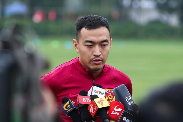 包含B体育平台:冯潇霆：分享经验，帮助年轻球员成长，为中国足球贡献力量的词条
