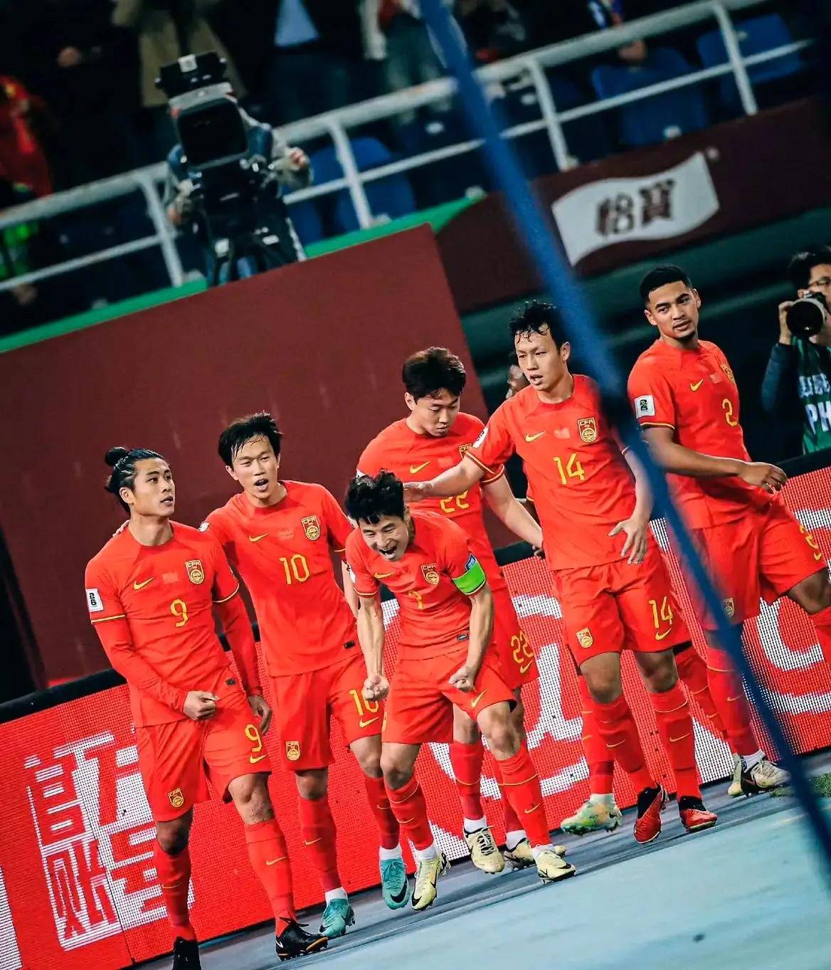 包含B体育平台：国足热身赛大胜，士气高涨备战关键战的词条