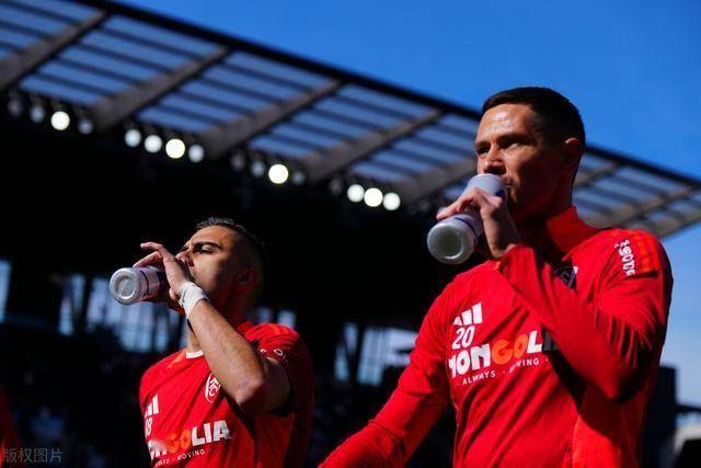 B体育官方网站:英超的战术对抗：主教练的策略博弈的简单介绍