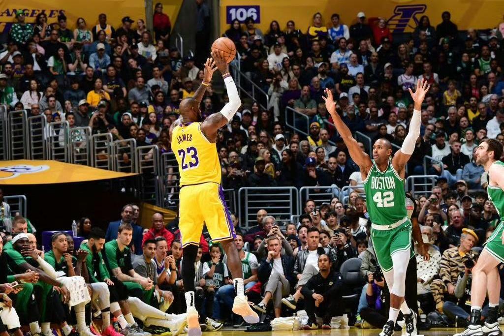 包含bsports体育：湖人队战术调整：尝试三后卫阵容，提升进攻速度的词条